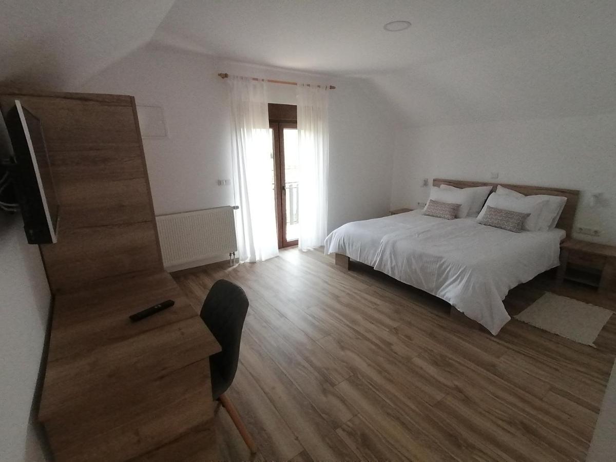 Farma&Apartmani Delić Korenica Zewnętrze zdjęcie